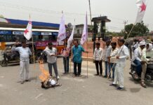 पेट्रोल-डीजल की बढ़ती कीमतों के विरोध में सुल्तानपुर में DYFI-SFI ने प्रदर्शन कर पेट्रोलियम मंत्री का फूंका पुतला
